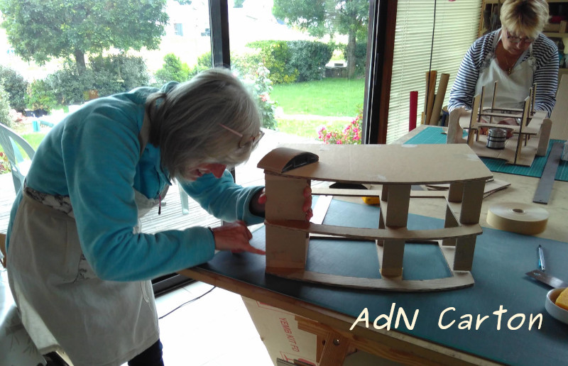 AdN Carton Stagiaires qui construisent leur meuble en carton lors d'un atelier avec AdN Carton en Bretagne dans le Morbihan